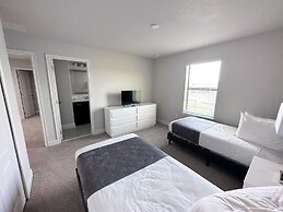 Balmoral Resort-200kb 6 Bedroom Home by RedAwning