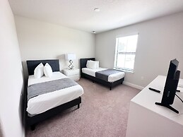 Balmoral Resort-200kb 6 Bedroom Home by RedAwning