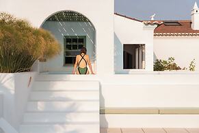 The Green House by Santiago de Alfama