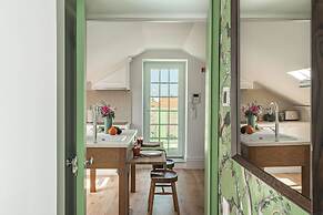 The Green House by Santiago de Alfama