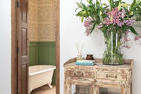 The Green House by Santiago de Alfama