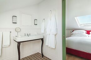 The Green House by Santiago de Alfama