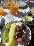 The Green House by Santiago de Alfama