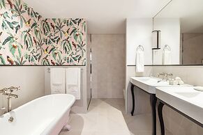 The Green House by Santiago de Alfama