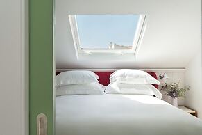 The Green House by Santiago de Alfama