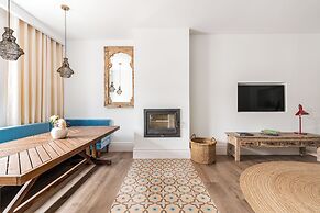 The Green House by Santiago de Alfama