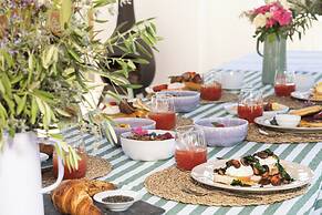 The Green House by Santiago de Alfama