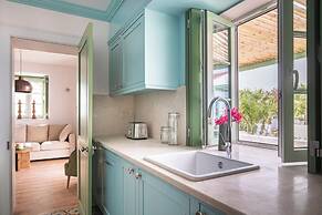 The Green House by Santiago de Alfama