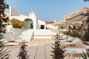 The Green House by Santiago de Alfama