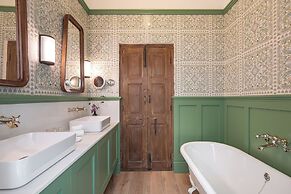 The Green House by Santiago de Alfama