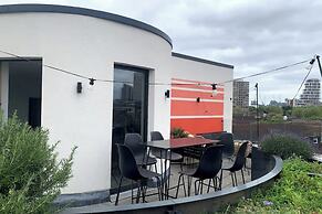 Stylish 2BD Flat With Private Balcony - Battersea