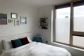 Stylish 2BD Flat With Private Balcony - Battersea