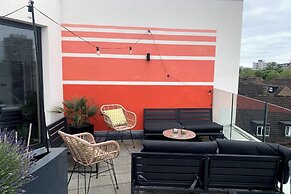 Stylish 2BD Flat With Private Balcony - Battersea