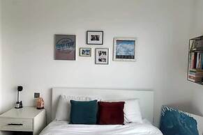 Stylish 2BD Flat With Private Balcony - Battersea