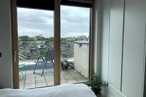 Stylish 2BD Flat With Private Balcony - Battersea