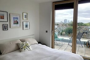 Stylish 2BD Flat With Private Balcony - Battersea