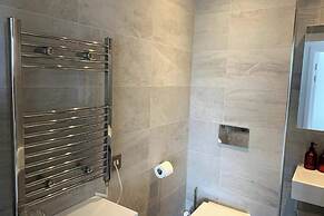 Stylish 2BD Flat With Private Balcony - Battersea