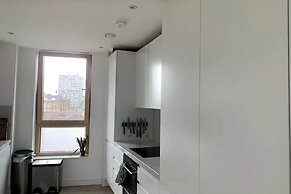 Stylish 2BD Flat With Private Balcony - Battersea