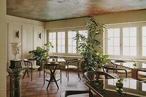 Locke Am Platz Zurich