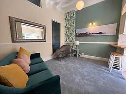 Cosy Coach House Garden Apt by the Sea Res Parking