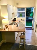 Cosy Coach House Garden Apt by the Sea Res Parking