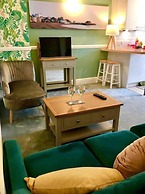 Cosy Coach House Garden Apt by the Sea Res Parking