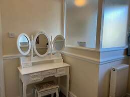 Cosy Coach House Garden Apt by the Sea Res Parking