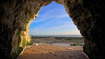 Cosy Coach House Garden Apt by the Sea Res Parking
