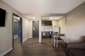 Suburban Studios Milwaukee Airport