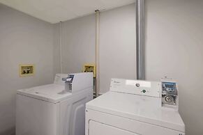 Suburban Studios Milwaukee Airport