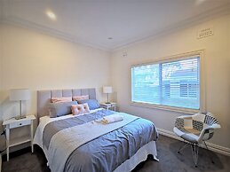 Comfy 4 Bedroms Corner House