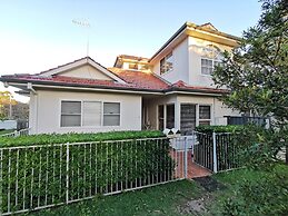 Comfy 4 Bedroms Corner House