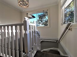 Comfy 4 Bedroms Corner House