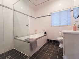 Comfy 4 Bedroms Corner House