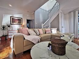 Comfy 4 Bedroms Corner House