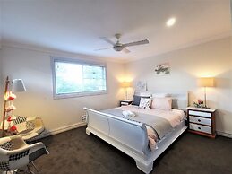 Comfy 4 Bedroms Corner House