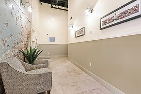 Luxury 4B Condo - Newly Renovated - Steps to French Quarter