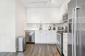 Luxury 4B Condo - Newly Renovated - Steps to French Quarter