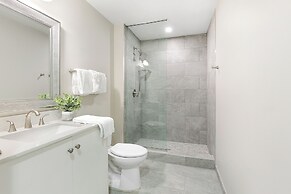 Luxury 4B Condo - Newly Renovated - Steps to French Quarter