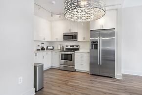 Luxury 4B Condo - Newly Renovated - Steps to French Quarter