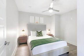 Luxury 4B Condo - Newly Renovated - Steps to French Quarter