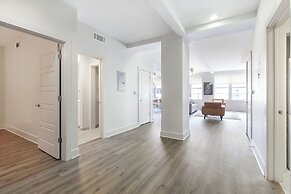 Luxury 4B Condo - Newly Renovated - Steps to French Quarter