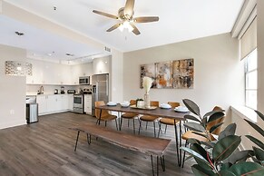 Luxury 4B Condo - Newly Renovated - Steps to French Quarter