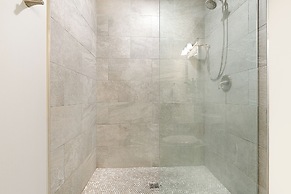 Luxury 4B Condo - Newly Renovated - Steps to French Quarter