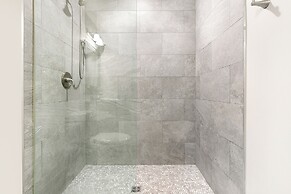 Luxury 4B Condo - Newly Renovated - Steps to French Quarter