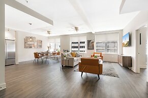 Luxury 4B Condo - Newly Renovated - Steps to French Quarter