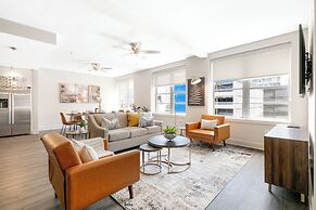 Luxury 4B Condo - Newly Renovated - Steps to French Quarter