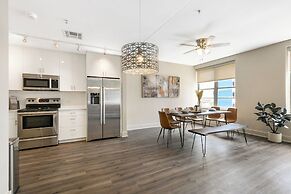 Luxury 4B Condo - Newly Renovated - Steps to French Quarter
