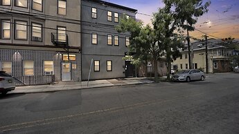 Charming Gem In Newark 3 Bedroom Apts by RedAwning