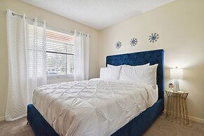 Sunny Retreat - Spacious Yard, Firepit, & Grill 3 Bedroom Home by Reda